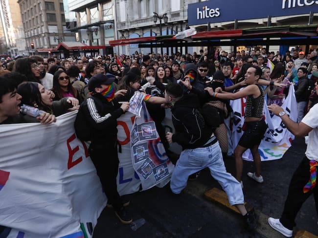 27 de junio de 2026/SANTIAGO
Manifestantes de disidencias sexuales se enfrentan a manifestantes miembros del Movilh debido a diferencias ideológicas en medio de la Marcha del orgullo 2026.
FOTO: LUKAS SOLIS/AGENCIAUNO