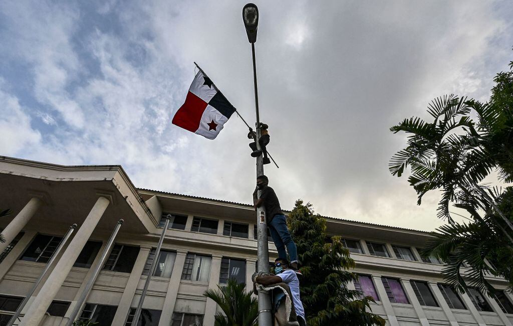 La bandera de Panamá ante el palacio que alberga la corte suprema