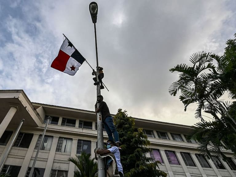 La bandera de Panamá ante el palacio que alberga la corte suprema
