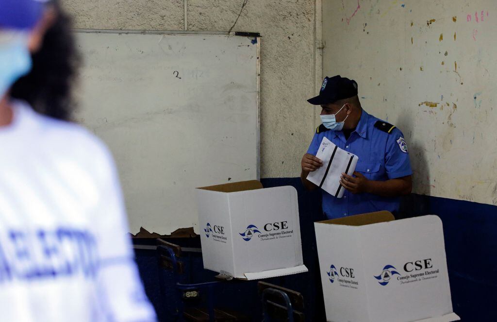 Policía con su uniforme emite su voto en las elecciones de Nicaragua