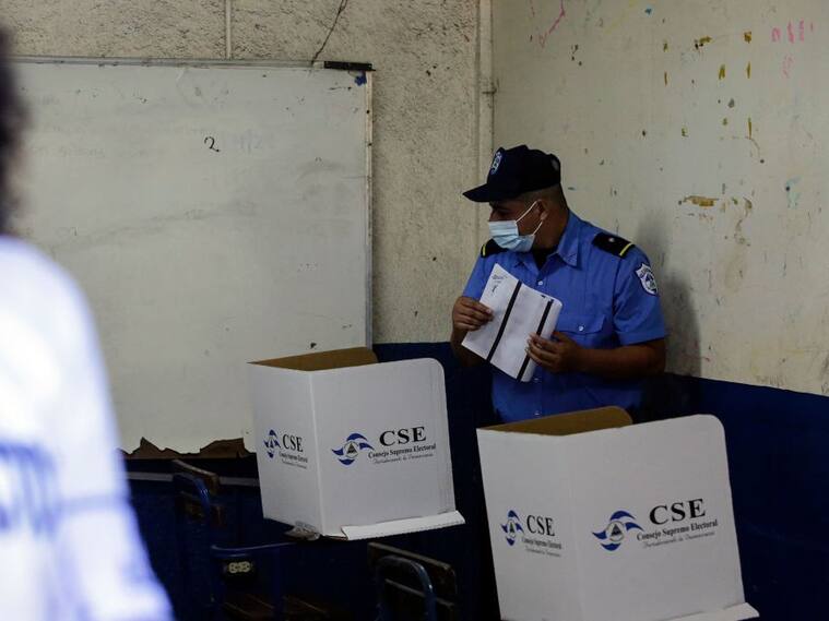 Policía con su uniforme emite su voto en las elecciones de Nicaragua
