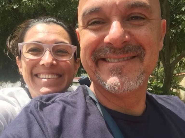 Fotografía extraída de El País | Natalia Améstica junto a su hermano Guillermo, ambos imputados por el homicidio de Canserbero y Carlos Molnar