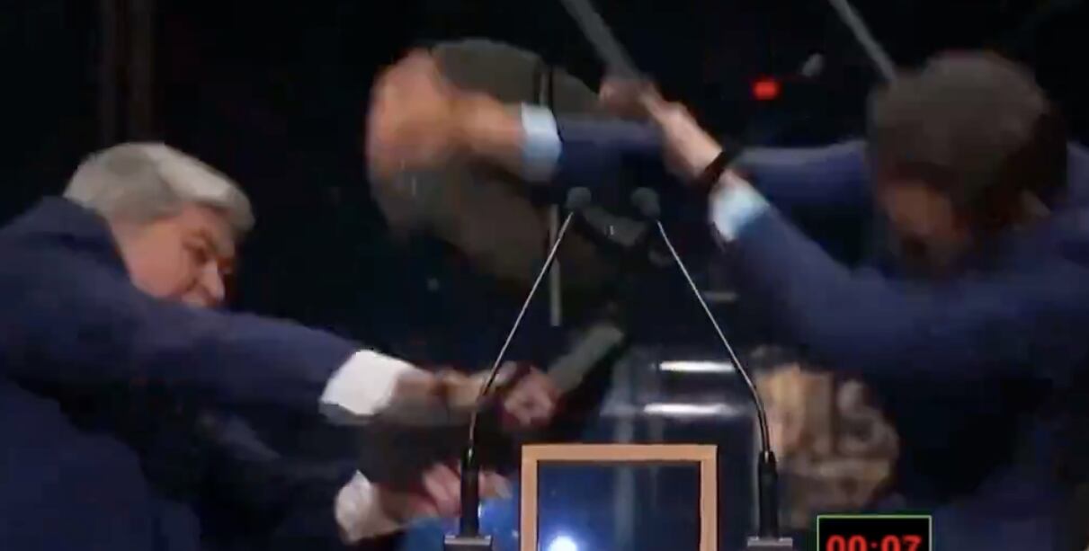 Debate televisado en Brasil termina por violento ataque: diputado golpeó con una silla a su rival
