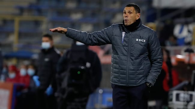 Gustavo Poyet hizo autocrítica tras empate de la UC frente a Ñublense