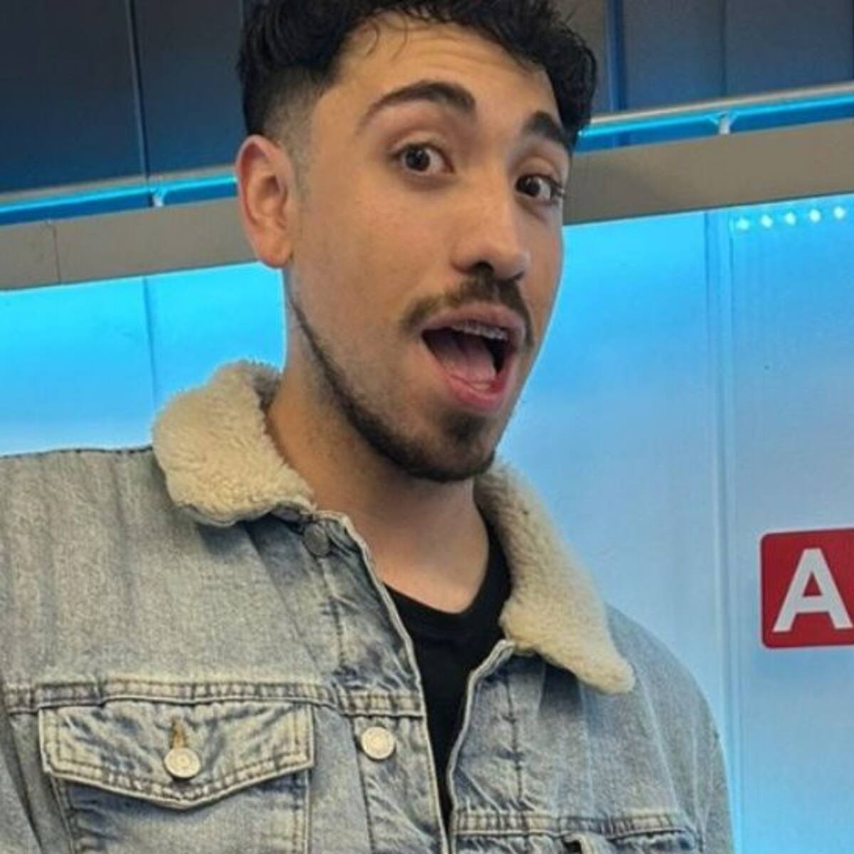 Diego Urrutia celebra el millón de seguidores en redes sociales con campaña anti ciberbullying