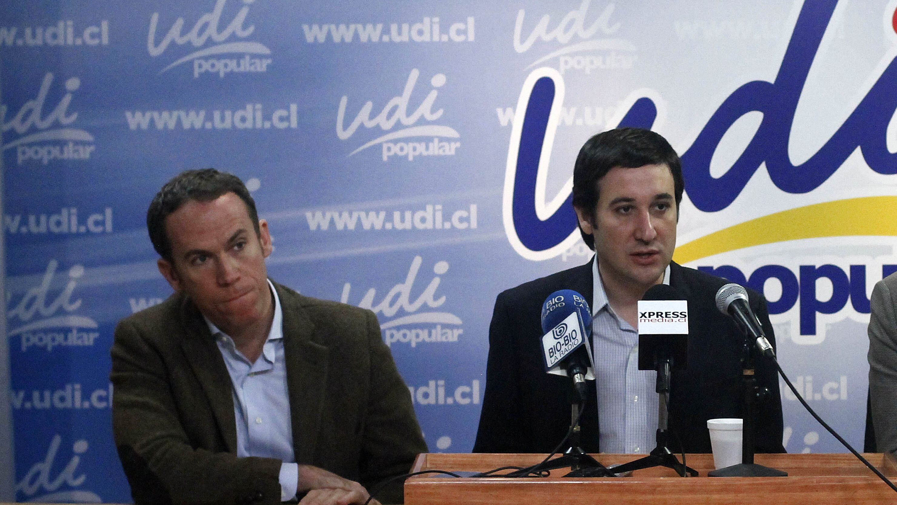 27 de abril del 2015/SANTIAGO El pro secretario Jorge Alesandri(i) el secretario general Guillermo Ramirez(c) y el Vicepresidente de la UDI, Javier Macaya(d) realizan una conferencia de prensa donde abordara el enfasis que debiera tener la agenda de transparencia y probidad del gobierno, ademas hace un llamado a la Pesidenta para impulsar una agenda ciudadana.
FOTO:JAVIER SALVO/AGENCIAUNO