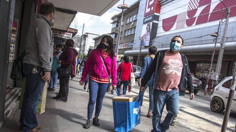 16 DE FEBRERO 2021 / OSORNOTiendas comerciales abiertas y terrazas de restaurantes funcionando en el primer día de la fase 2 por la emergencia sanitaria .-
FOTO: FERNANDO LAVOZ /AGENCIAUNO.