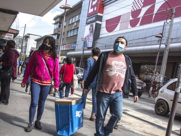16 DE FEBRERO 2021 / OSORNOTiendas comerciales abiertas y terrazas de restaurantes funcionando en el primer día de la fase 2 por la emergencia sanitaria .-
FOTO: FERNANDO LAVOZ /AGENCIAUNO.