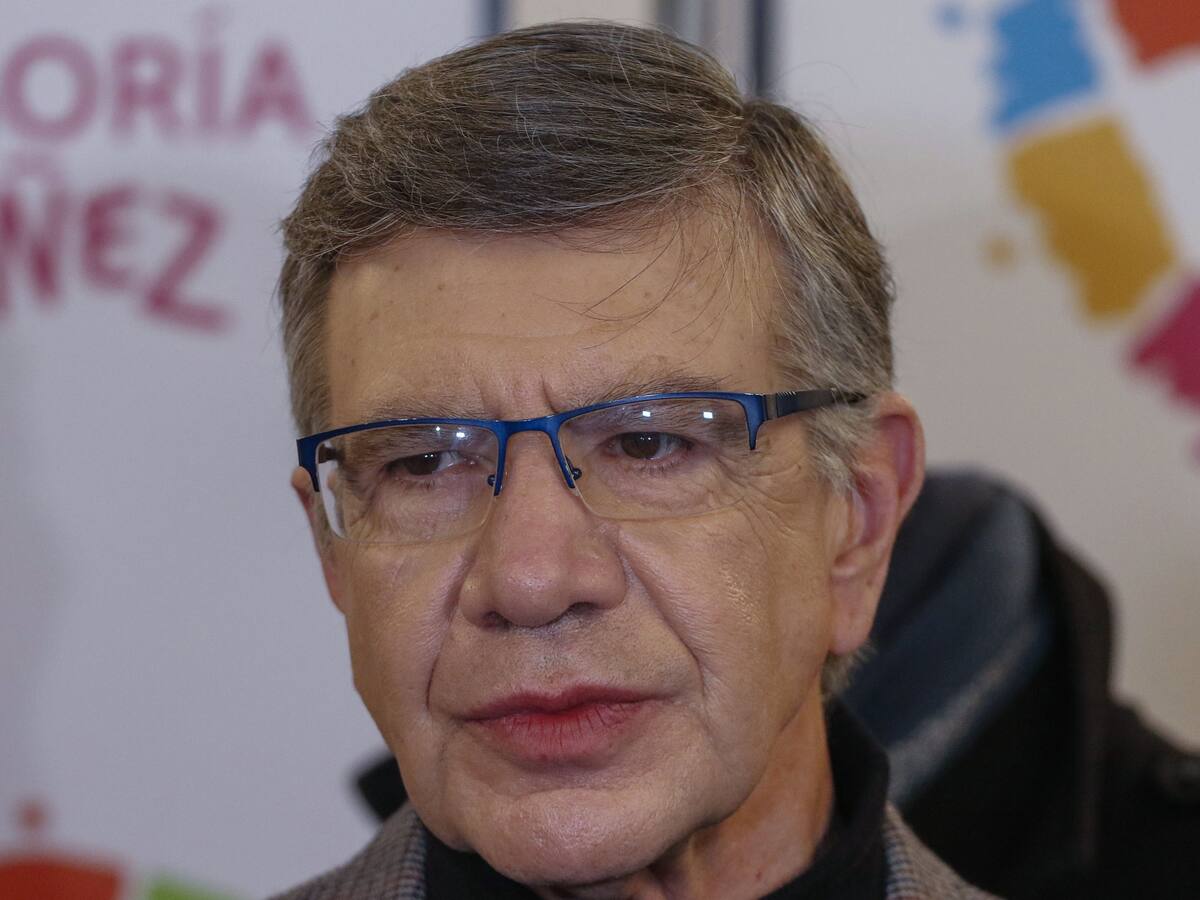 Joaquín Lavín se querelló contra doctora que fue a supermercado con coronavirus