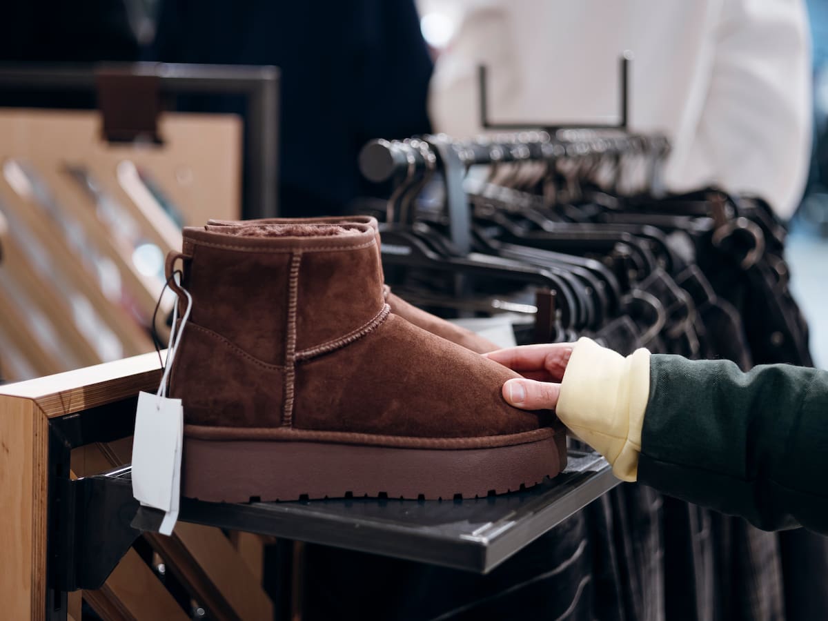 “Vamos a rematar hasta los muebles”: reconocida tienda en Chile cierra y liquida zapatos por menos de $5.000