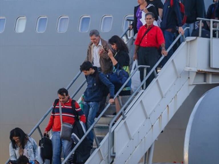 Cincuenta y siete chilenos volvieron al país desde Venezuela en avión de la FACh