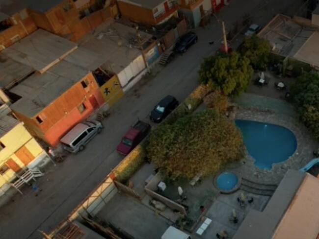 Hasta con piscina: descubren lujosa casa con cascada en toma denominada ‘las favelas del desierto’