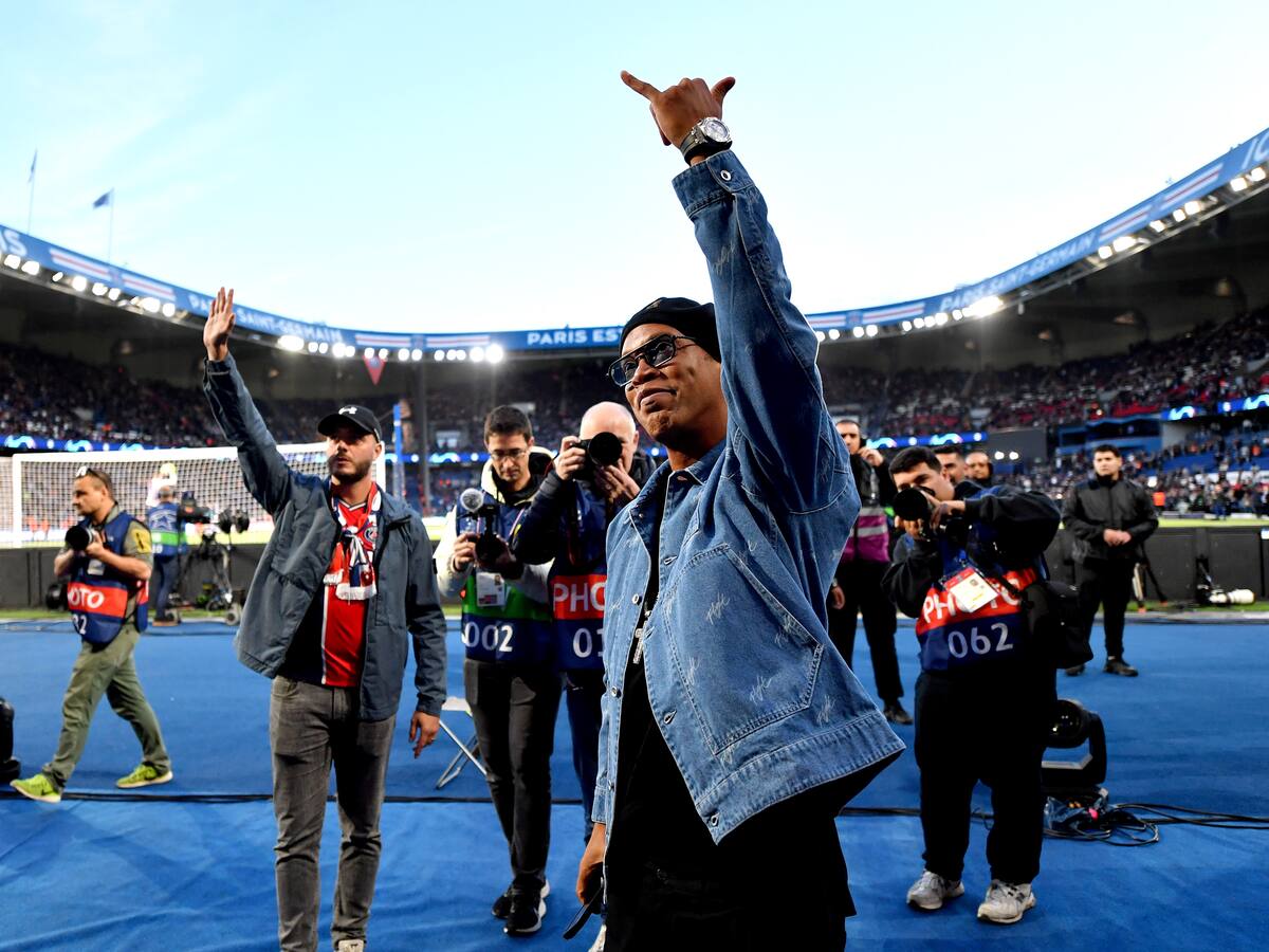 ¿A quién fue a apoyar? Ronaldinho se robó todas las miradas en el duelo del PSG ante el FC Barcelona