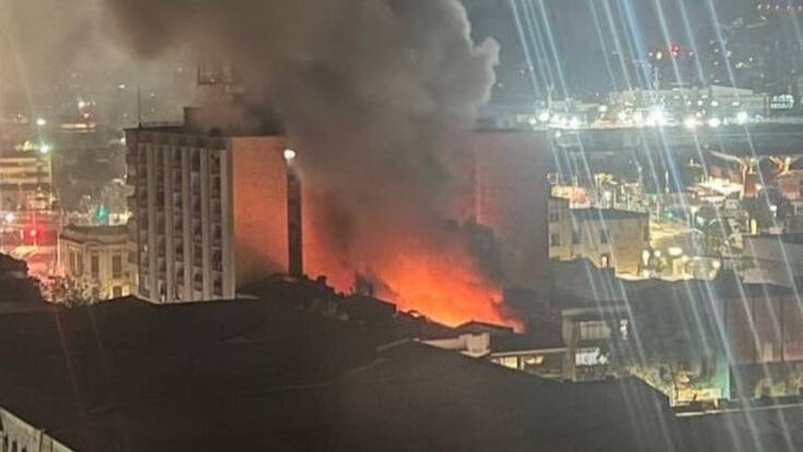 Voraz incendio destruye restaurante peruano en Santiago: un bombero resultó herido en la emergencia