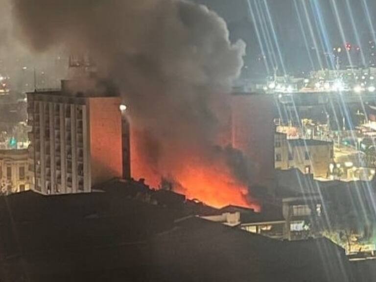 Voraz incendio destruye restaurante peruano en Santiago: un bombero resultó herido en la emergencia