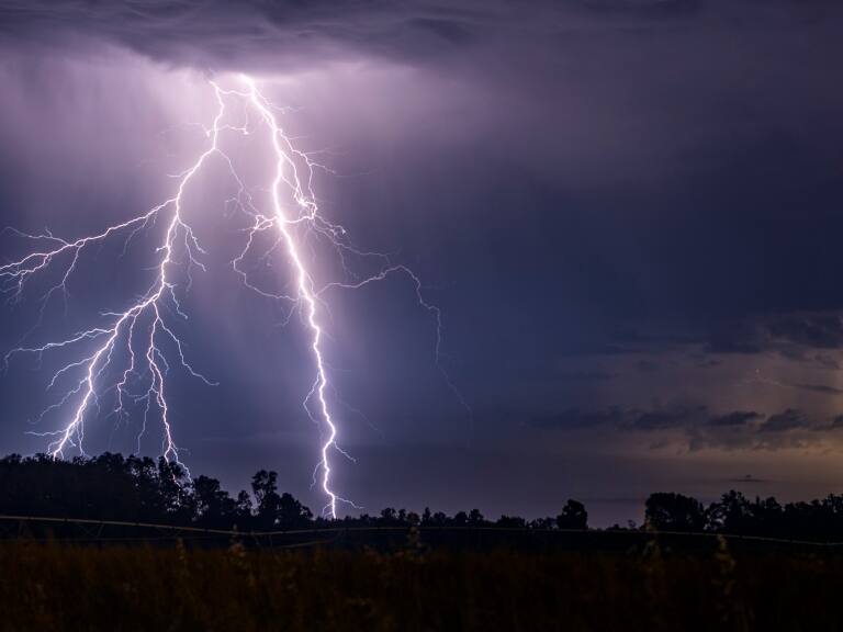 Sistema frontal: Emiten alerta por posibles tornados y trombas marinas en cinco regiones del país