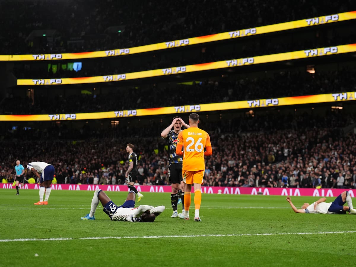 “Una liga seria”: la regla incumplida por un arquero en la Premier League y que complicó a su equipo