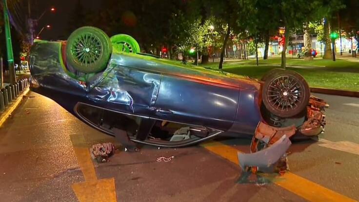 Auto volcado en Las Condes
