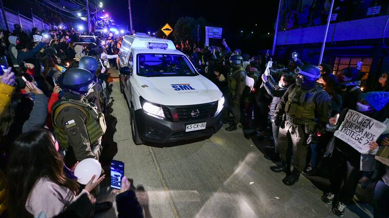 06 DE AGOSTO DE 2020 / VILLA ALEMANAServicio Medico Legal baja por calle Covadonga luego de retirar cuerpo de Ambar Cornejo desde la casa donde vivía su madre junto a su pareja. Cientos de personas acompañan y despiden a la joven que estuvo mas de una semana desaparecida.
FOTO: MIGUEL MOYA / AGENCIAUNO