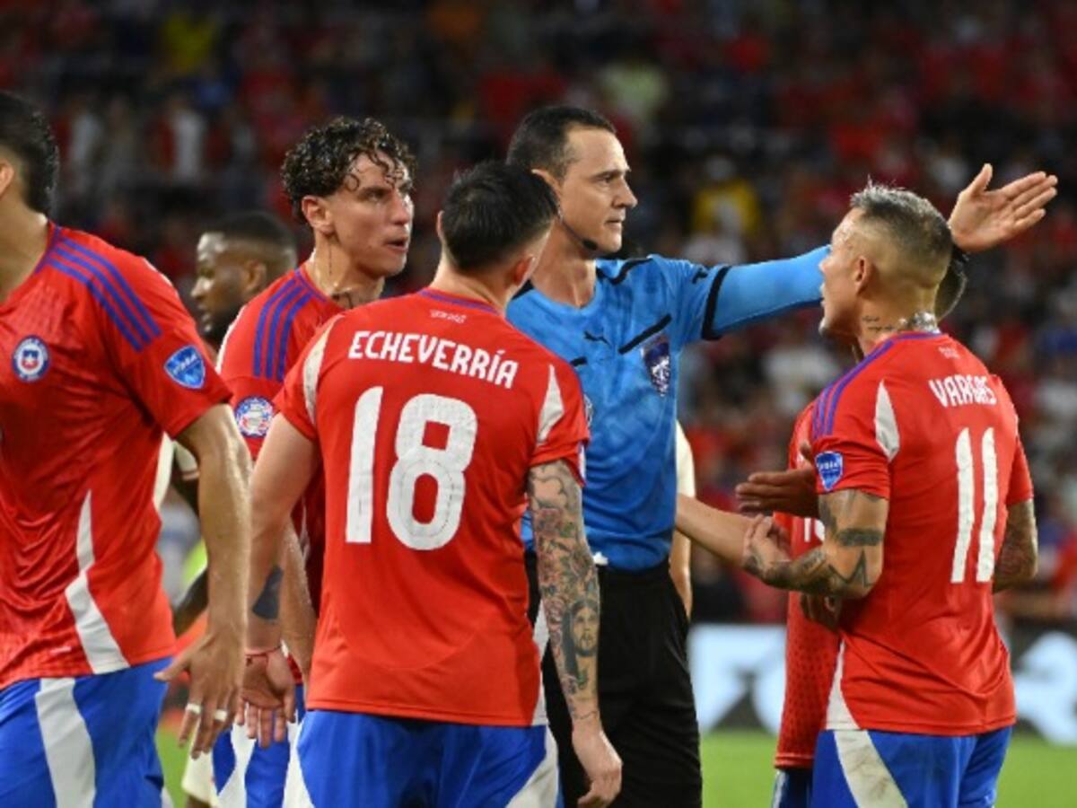 “Ladrón”: Wilmar Roldán recibe ola de críticas por su polémico arbitraje en el Chile-Canadá