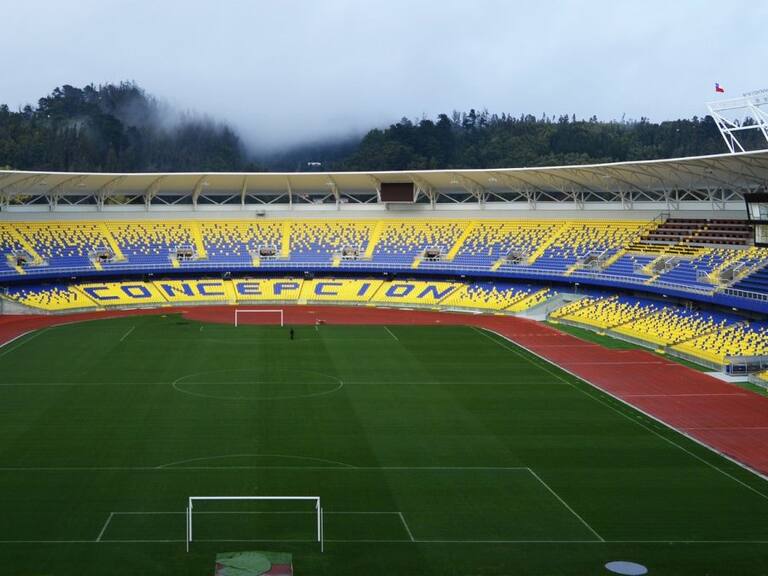 La U jugaría el Clásico Universitario ante la UC en Concepción y sin hinchas visitantes