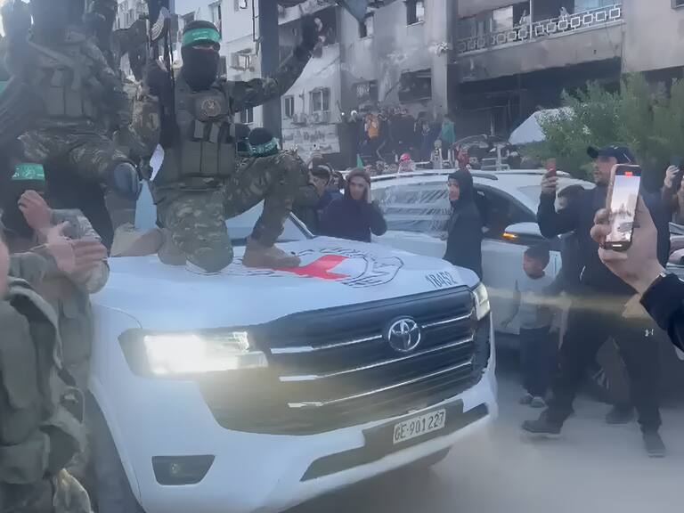 Israel y Hamás inician el tercer intercambio de rehenes y presos en el marco de la tregua en Gaza