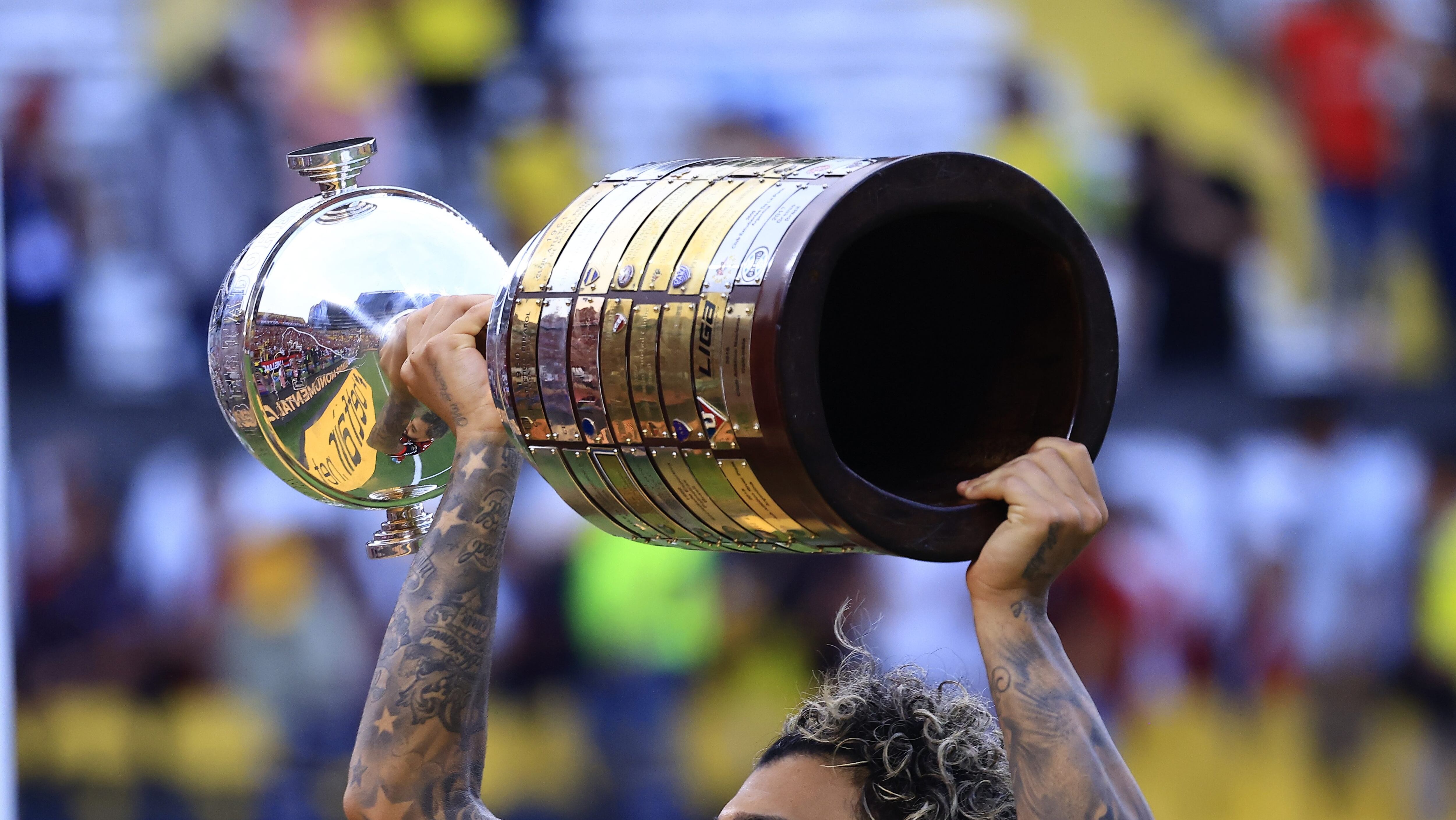 GUAYAQUIL, ECUADOR - OCTOBER 29: Gabriel Barbosa of Flamengo celebrates with the trophy after winning the final of Copa CONMEBOL Libertadores 2022 between Flamengo and Athletico Paranaense at Estadio Monumental Isidro Romero Carbo on October 29, 2022 in Guayaquil, Ecuador. (Photo by Franklin Jacome/Getty Images)