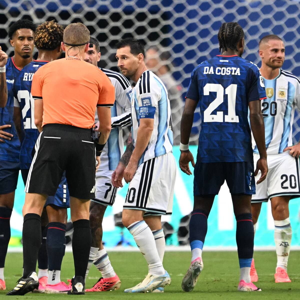 Por estas jugadas acusan a Argentina de recibir “ayuda” ante Cabo Verde: explota la polémica en el Mundial