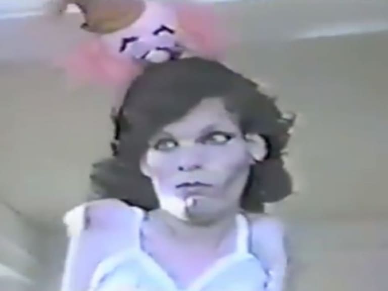 Falleció Sandie Crisp, la protagonista del viral «Obedece a la morsa»