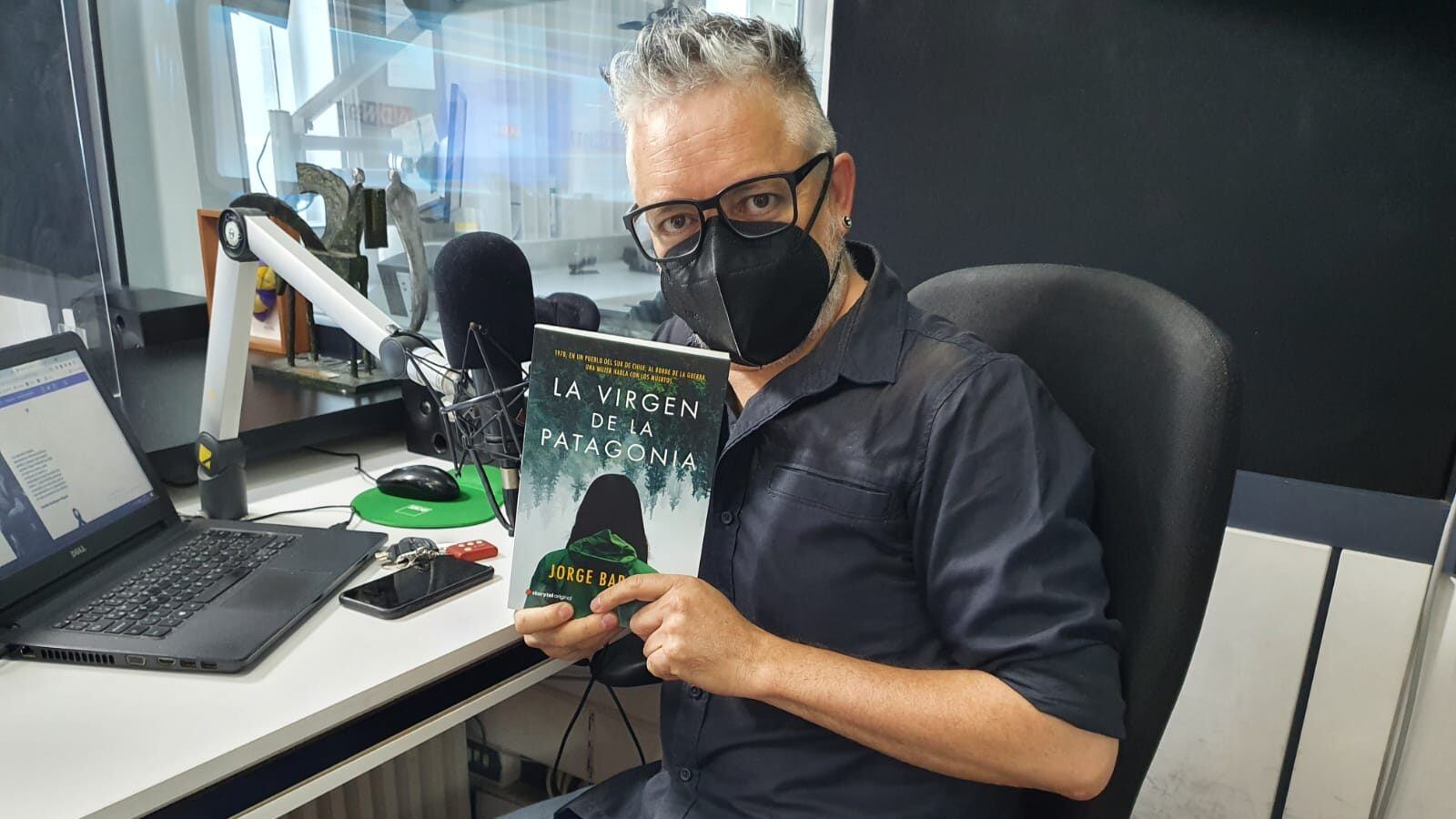 Jorge Baradit sobre "La Virgen de la Patagonia", su nuevo libro: "Escribo unas novelas muy raras"