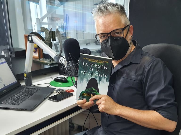 Jorge Baradit sobre "La Virgen de la Patagonia", su nuevo libro: "Escribo unas novelas muy raras"