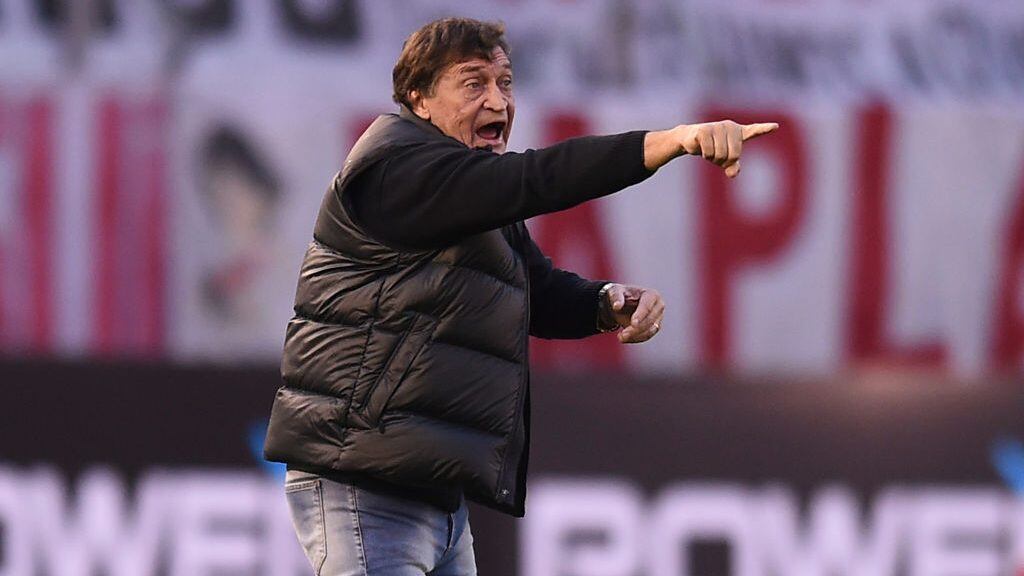 BUENOS AIRES, ARGENTINA - SEPTEMBER 10: Julio Cesar Falcioni of Banfield gestures during a match between River Plate and Banfield as part of Superliga 2017/18 at Monumental Stadium on September 10, 2017 in Buenos Aires, Argentina. (Photo by Marcelo Endelli/Getty Images)
