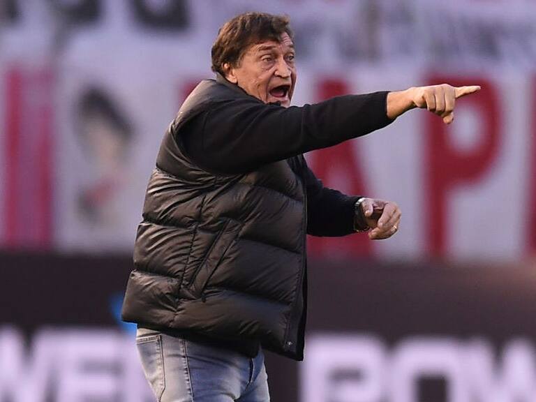 BUENOS AIRES, ARGENTINA - SEPTEMBER 10: Julio Cesar Falcioni of Banfield gestures during a match between River Plate and Banfield as part of Superliga 2017/18 at Monumental Stadium on September 10, 2017 in Buenos Aires, Argentina. (Photo by Marcelo Endelli/Getty Images)