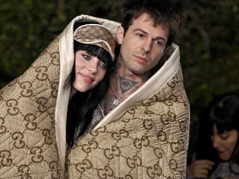 Billie Eilish y su novio hicieron su debut en la alfombra roja bajo una gran frazada Gucci