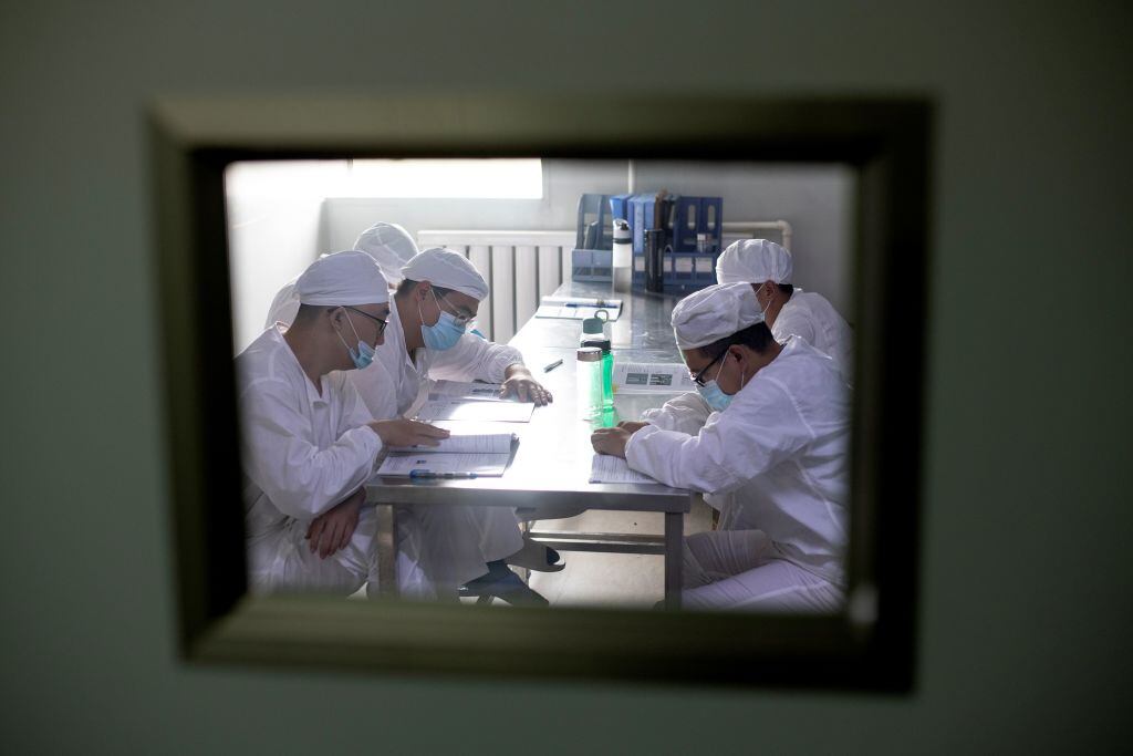 Científicos trabajan en un laboratorio de Shenyang