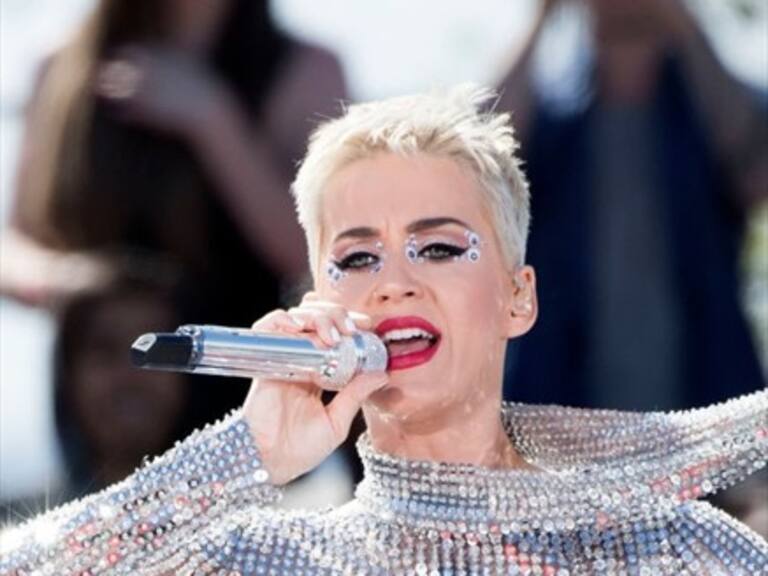 Katy Perry sufrió descuido en programa dejando su trasero al aire