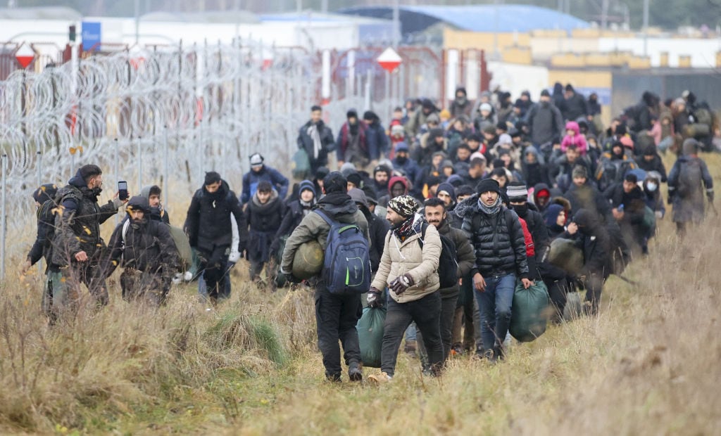 Migrantes llegan a la frontera con Polonia en la región bielorrusa de Grodno