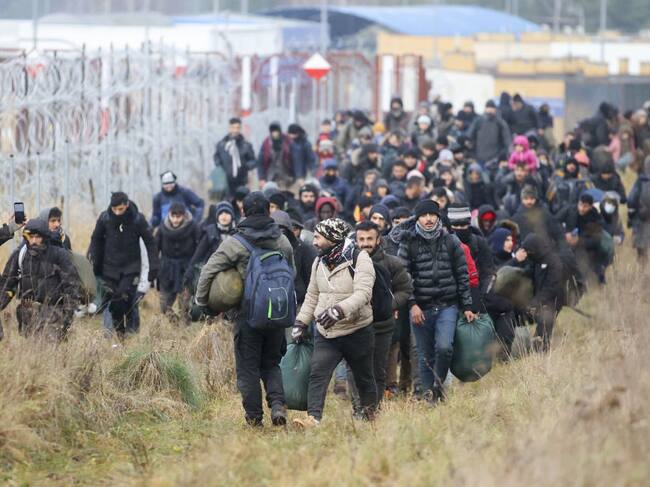 Migrantes llegan a la frontera con Polonia en la región bielorrusa de Grodno