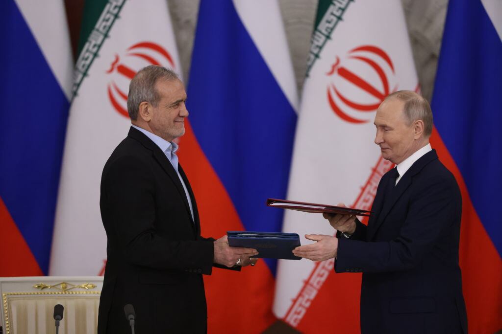 El presidente de Rusia, Vladimir Putin, intercambia los documentos firmados con el presidente de Irán, Masoud Pezeshkian, en la cita que tuvieron en Moscú