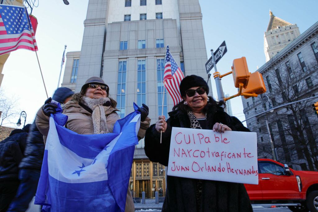 El expresidente hondureño Juan Orlando Hernández enfrenta su juicio por narcotráfico y personas llegaron a pedir su condena en Nueva York de EEUU.