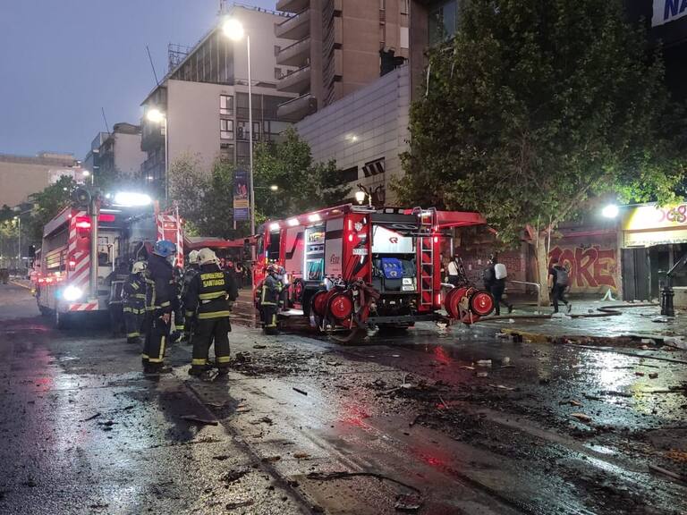 Local de comida rápida terminó completamente quemado y destruido tras manifestaciones del 18-O