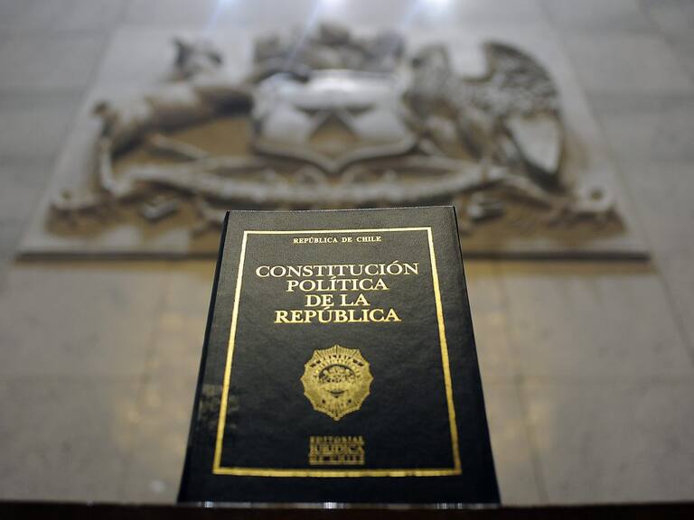 Jaime Bassa, experto constitucional: «La hoja en blanco es una metáfora de que vamos a escribir una Nueva Constitución, no reformar la antigua»