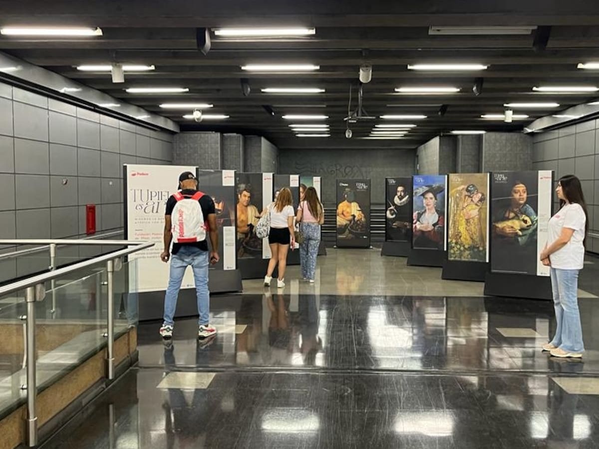 Pacientes con dermatitis atópica protagonizan exposición gratuita en estaciones de Metro: buscan crear conciencia dermatológica