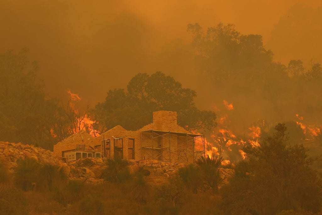 Incendio rodea una construcción en la ciudad Perth de Australia