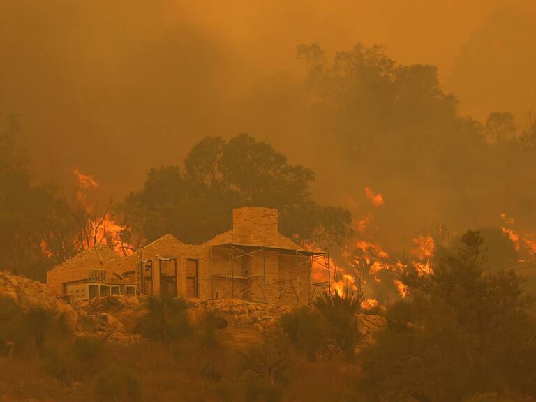 Incendio rodea una construcción en la ciudad Perth de Australia
