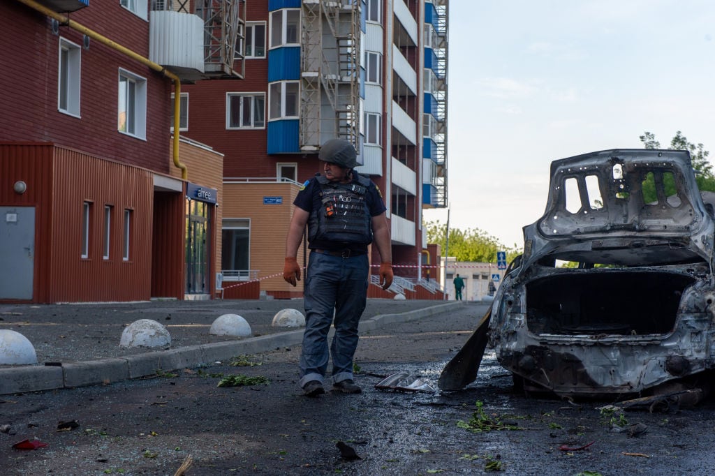 Fuerzas de seguridad de Ucrania buscan restos de proyectiles en Járkov