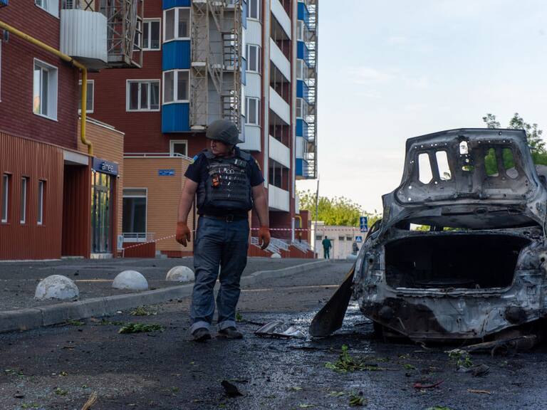Fuerzas de seguridad de Ucrania buscan restos de proyectiles en Járkov