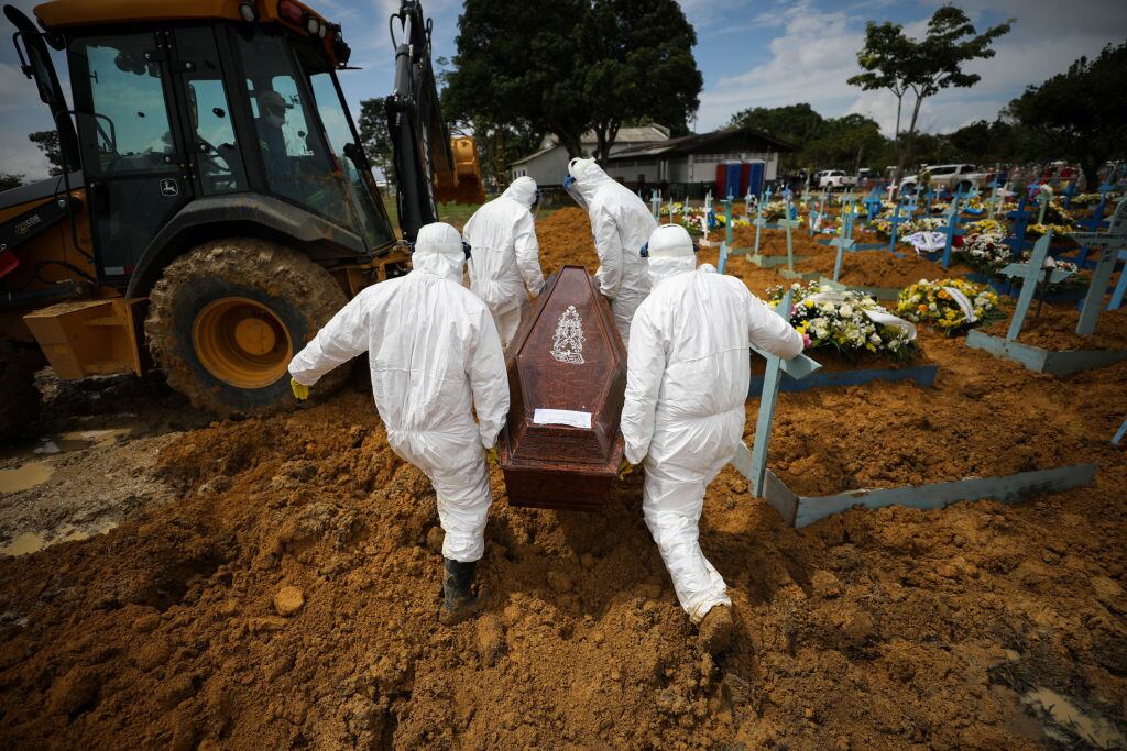 Trabajadores realizan el funeral de una víctima del Covid-19 en Manaos