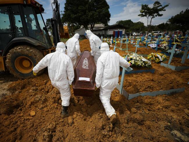 Trabajadores realizan el funeral de una víctima del Covid-19 en Manaos