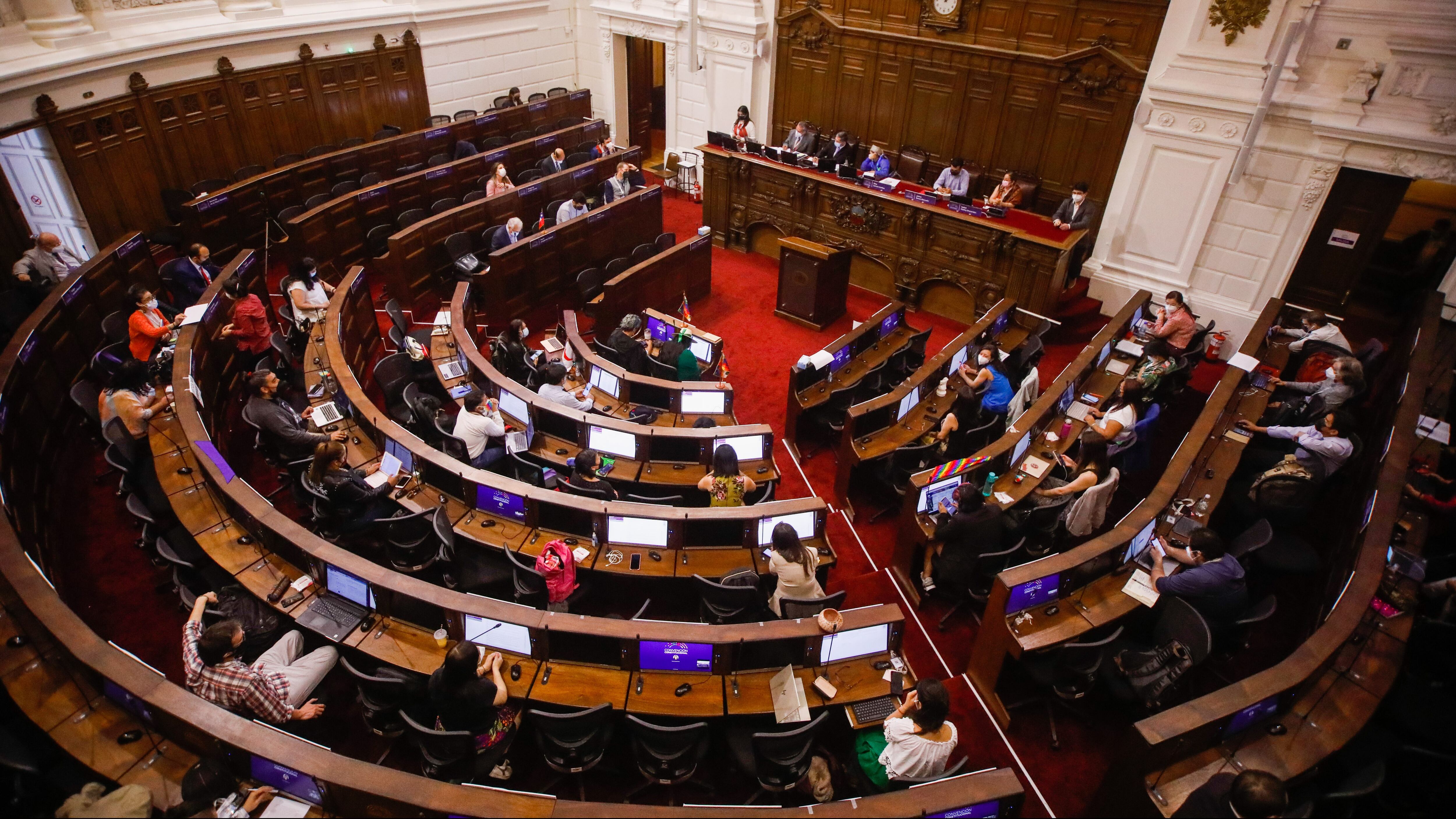 26 de Octubre de 2021 /SANTIAGOSesión del Pleno número 35 en el que se lleva acabo la jornada de cierre del discurso de cada constituyente, en la sede del Congreso Nacional de Santiago.
FOTO CRISTOBAL ESCOBAR /AGENCIAUNO